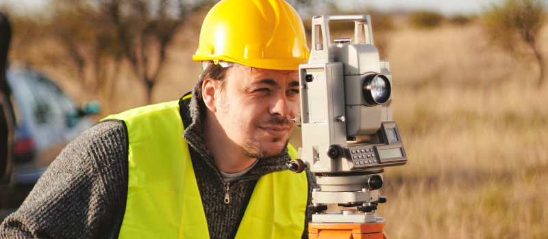 Homem realizando o levantamento topográfico após o levantamento cadastral