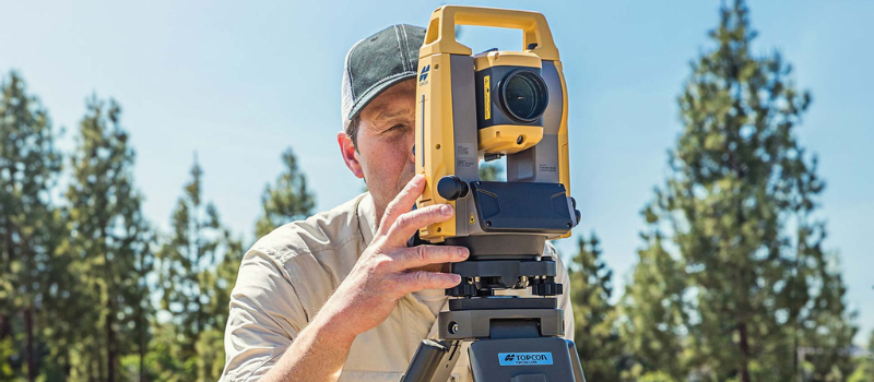 Homem comprou uma estação total topcon GM55 na Rocha Alves Topografia, equipamentos topográficos semi-novos